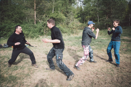 bushcraft yoga naturverbindung leave no trace überlebenstraining für einsteiger Rostock survival abenteuer feuer wild wandern camping wald natur mecklenburg vorpommern familie erwachsene kinder kindergeburtstag